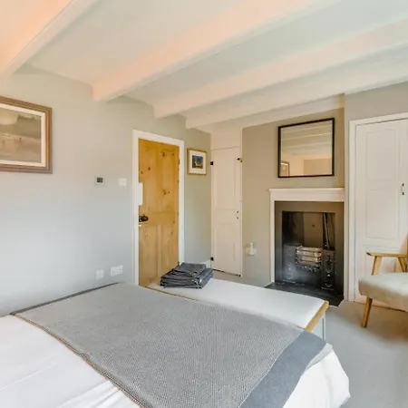 3 Bed In Robin Hoods Bay Oc-s33129