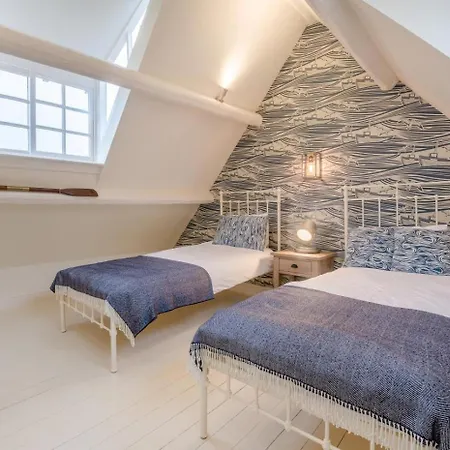 3 Bed In Robin Hoods Bay Oc-s33129 *