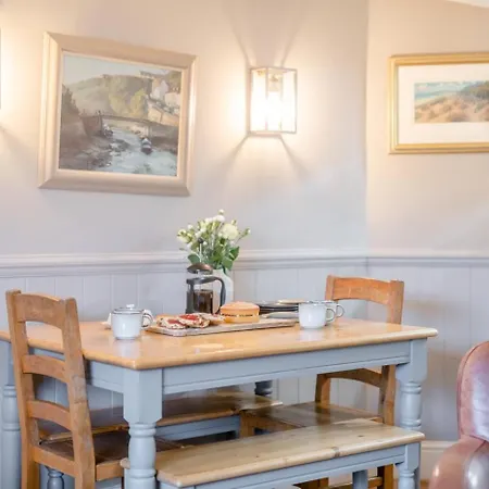 3 Bed In Robin Hoods Bay Oc-s33129