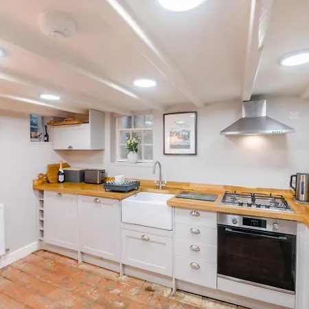 3 Bed In Robin Hoods Bay Oc-s33129